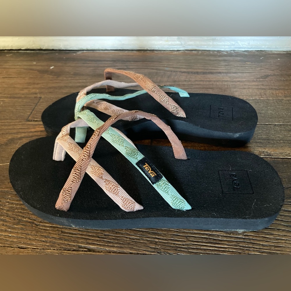 Teva Women’s Olowahu sandals, size 9